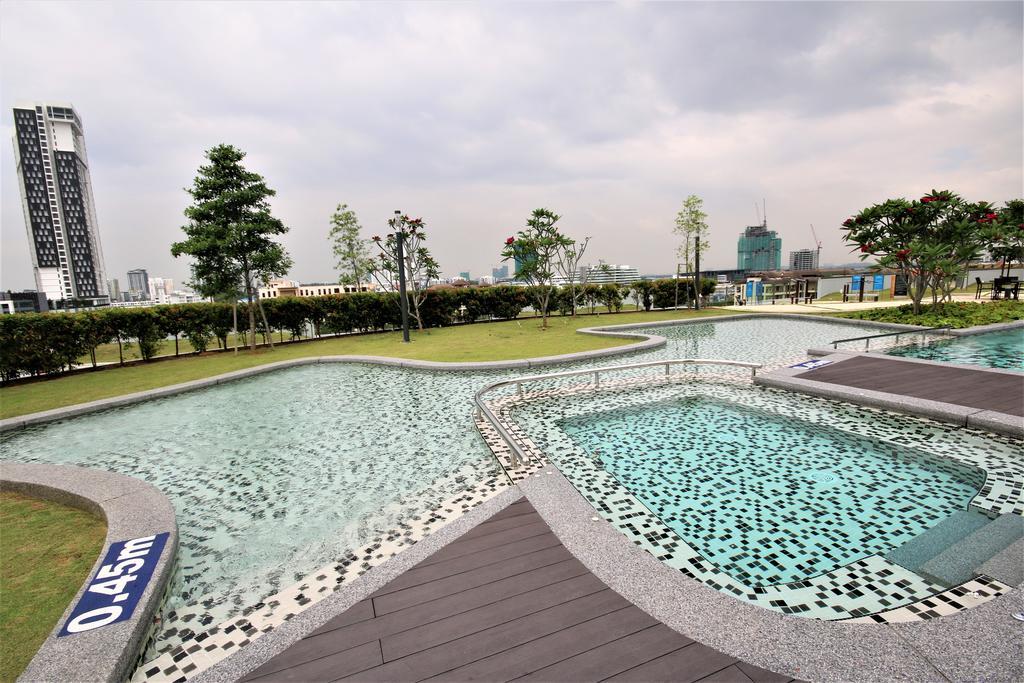 Hyve Soho Suites Cyberjaya Exterior foto